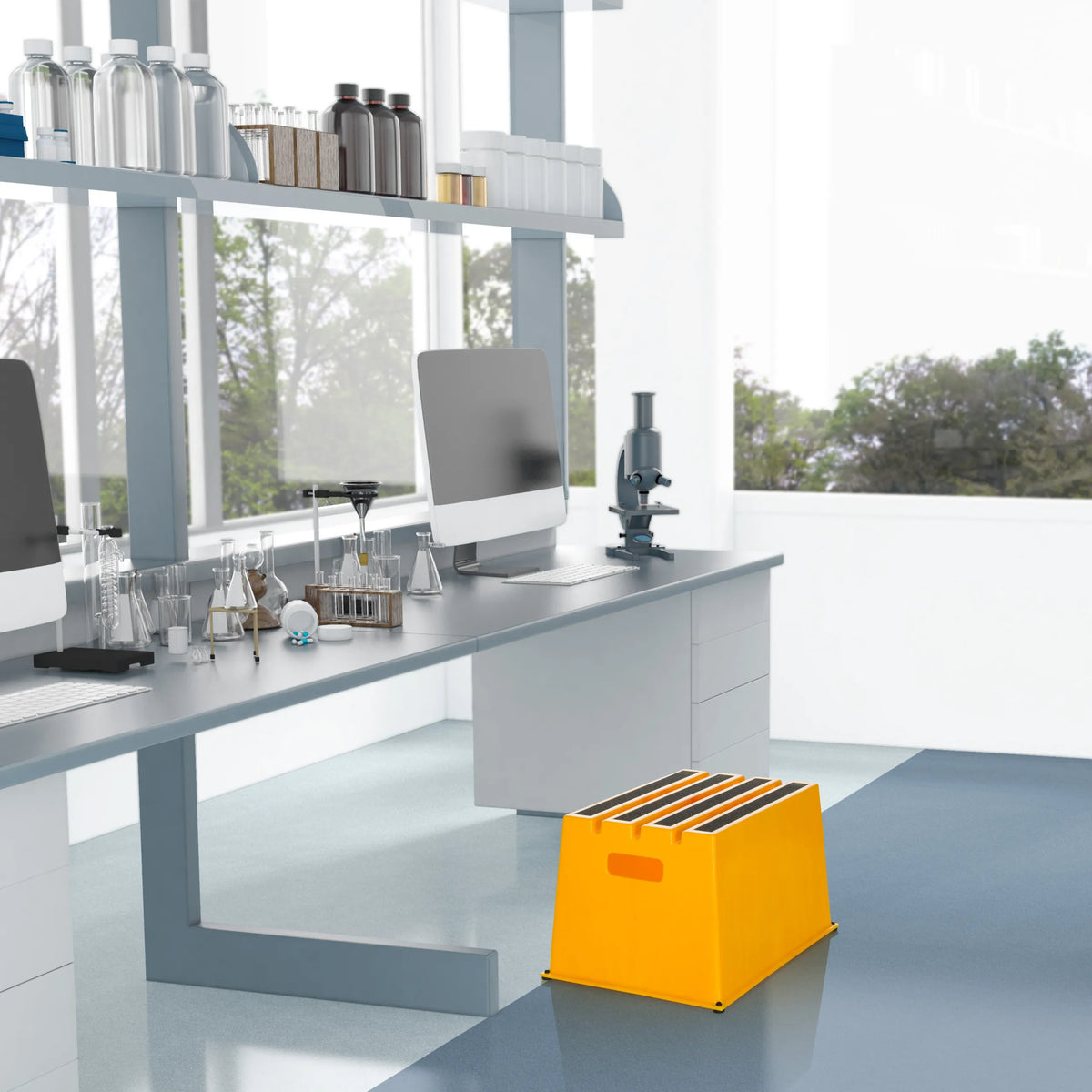 Sgabello giallo TIO-E1 davanti a un tavolo da laboratorio in una stanza luminosa di hjh OFFICE