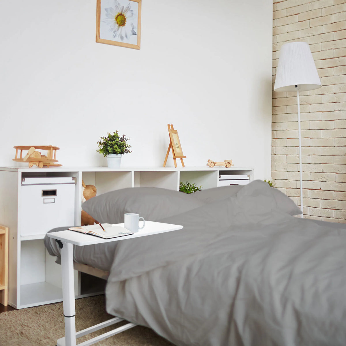 Scrivania in piedi bianca STAND II con un quaderno e una tazza sul piano di hjh OFFICE