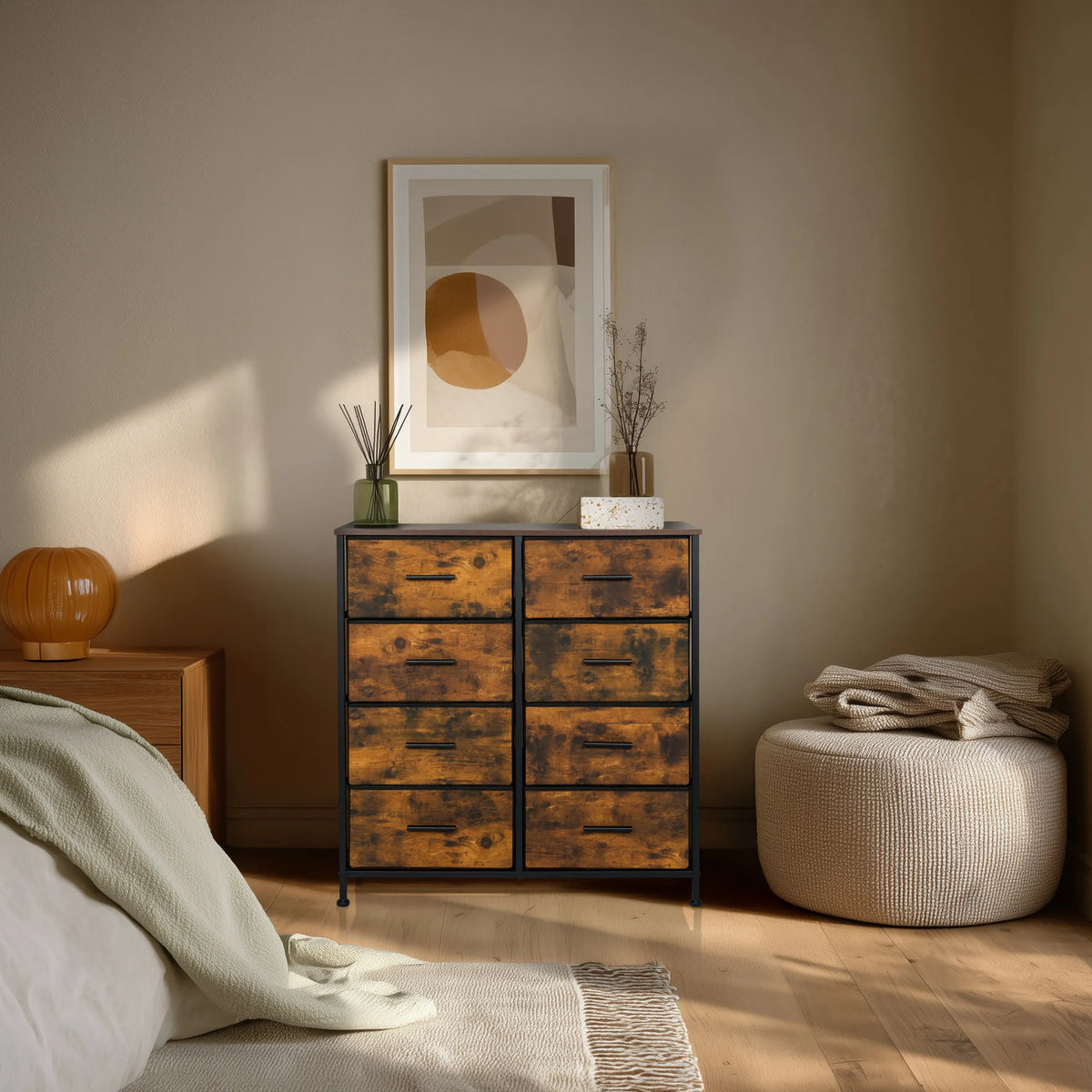 Cassettiera RAGALA LIGHT in rovere affumicato con otto cassetti e struttura nera di hjh LIVING