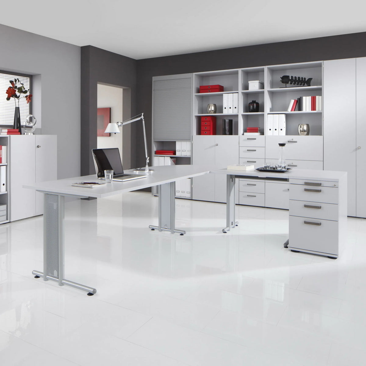Scrivania NANO 19 S in grigio e argento con dimensioni di 180 × 80 cm in un ufficio moderno di hjh OFFICE PRO