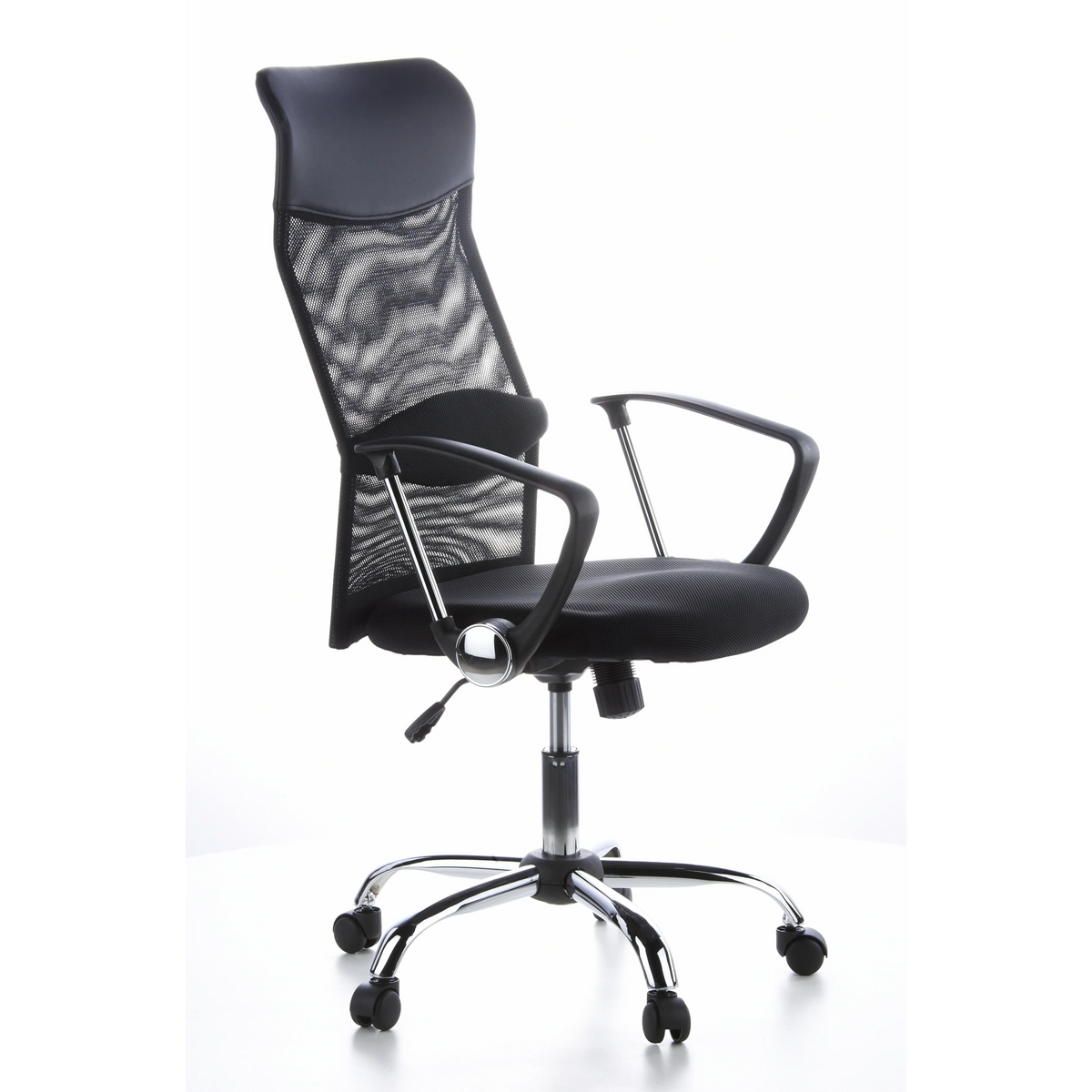 Schwarzer Homeoffice Chefsessel ARIA HIGH mit Netzrücken und Fußkreuz mit fünf Rollen von hjh OFFICE – 360-Grad-Ansicht (schräge Frontansicht 60°)