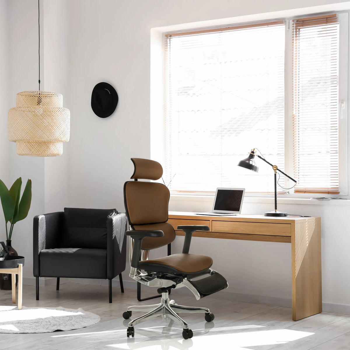 Poltrona di lusso ERGOHUMAN PLUS LEGPRO GEN2 in pelle marrone con poggiatesta e base cromata di hjh OFFICE