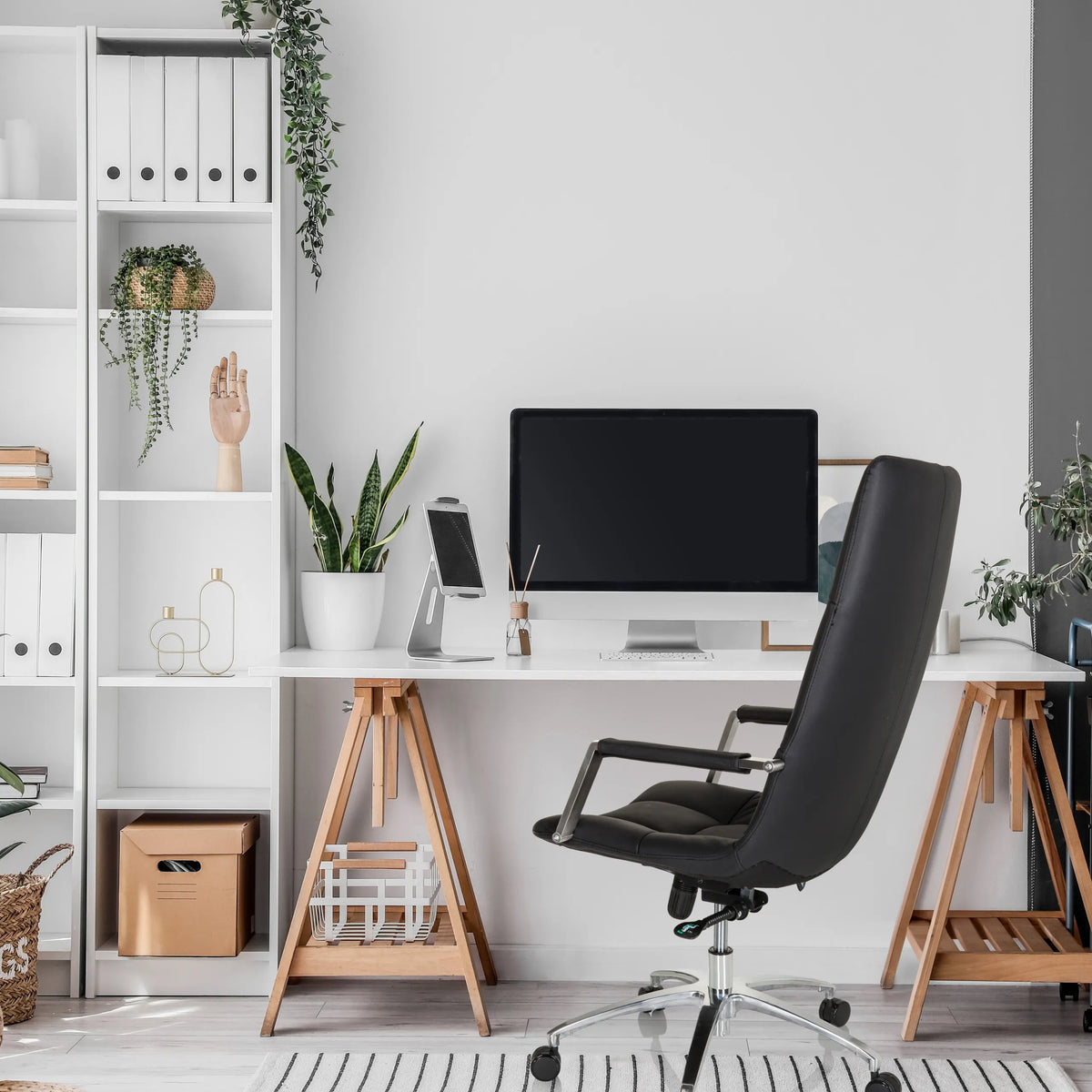 Poltrona Home Office SARANTO PRO in pelle nera con braccioli e ruote di hjh OFFICE
