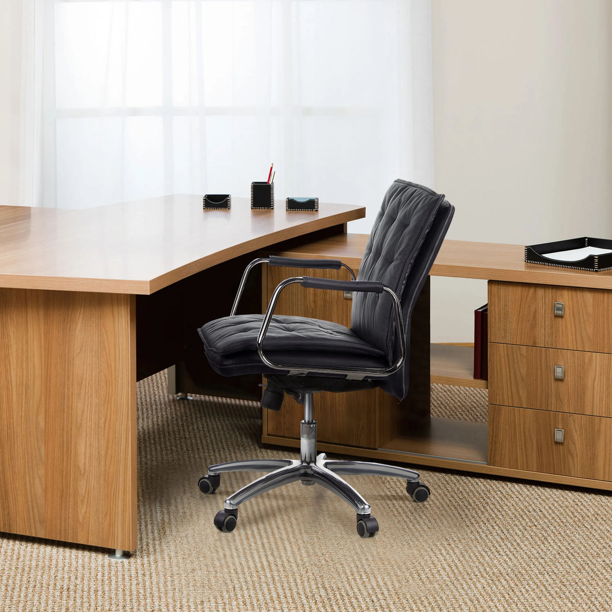 Poltrona professionale VILLA 10 in nero con imbottitura trapuntata e struttura cromata di hjh OFFICE
