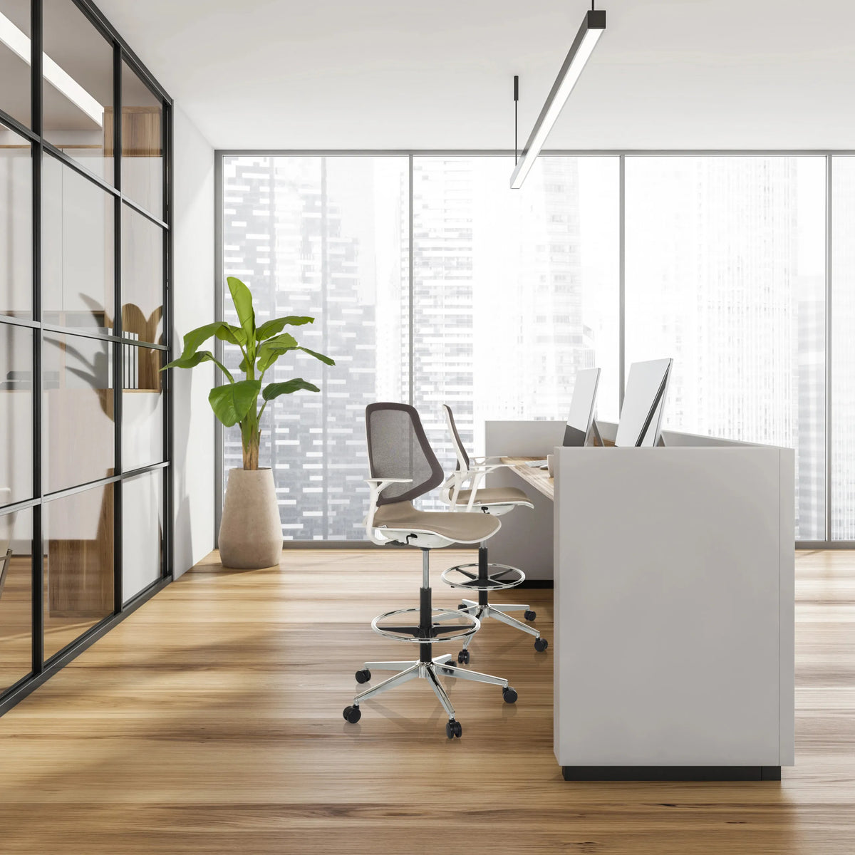 Sedie da banco TOP WORK STYLE beige con schienale in rete e poggiapiedi su ruote di hjh OFFICE