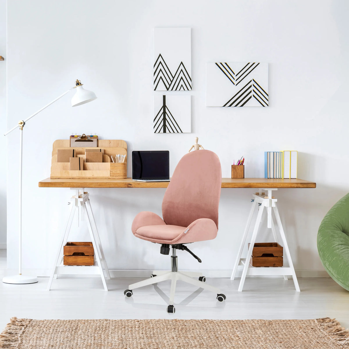 Sedia Home Office AVEA in rosa con base a stella bianca e rotelle davanti a una scrivania di hjh OFFICE