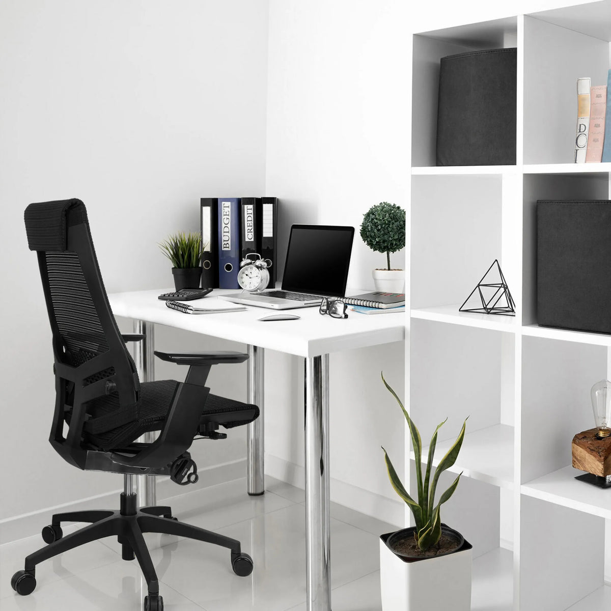 Sedia da ufficio professionale GENIDIA SMART BLACK nera con schienale in rete e braccioli di hjh OFFICE
