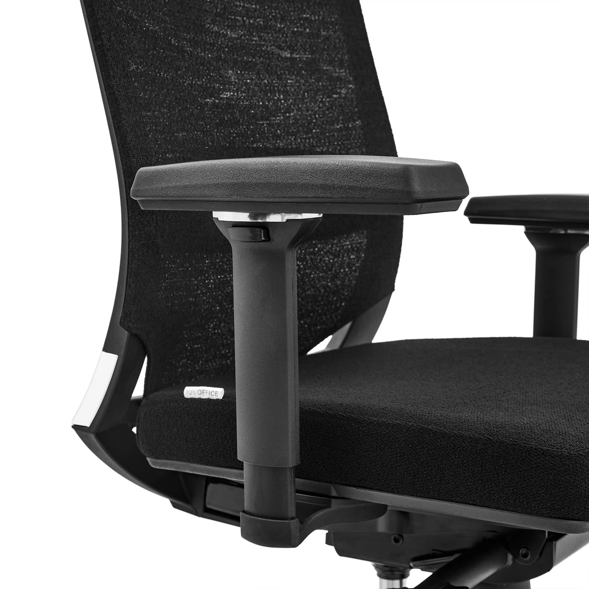 Bracciolo della sedia da ufficio professionale PORTO MAX HIGH I in nero con schienale in rete e seduta in tessuto di hjh OFFICE