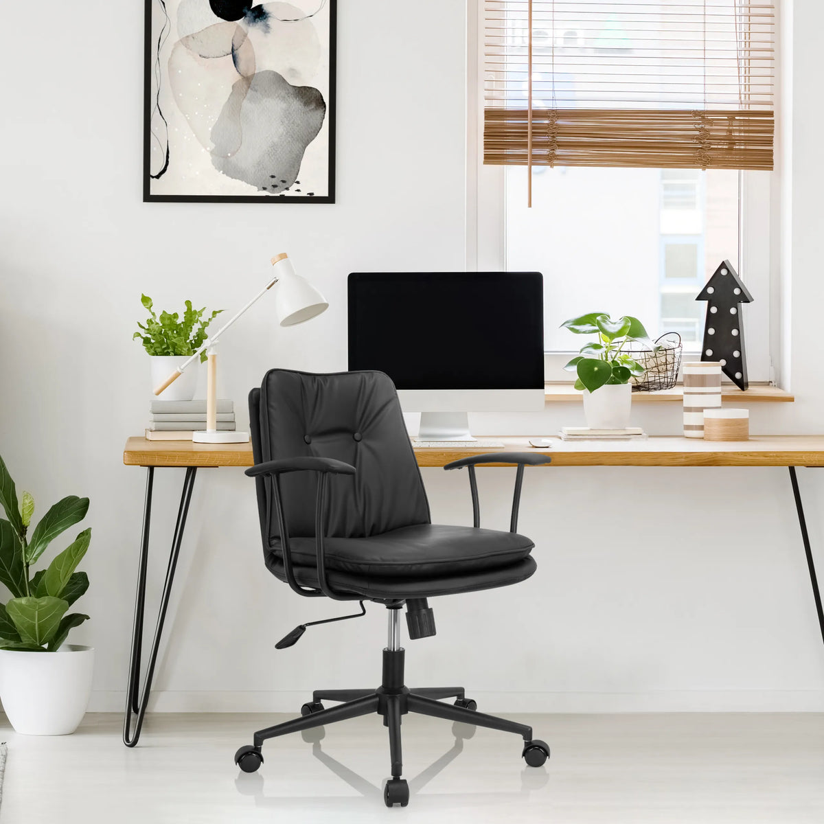 Sedia Home Office SMALLO nera con braccioli e rotelle a una scrivania di hjh OFFICE