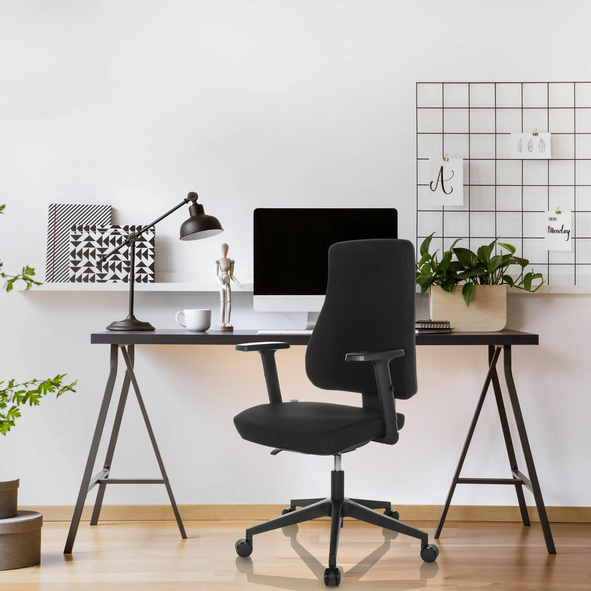 Sedia da ufficio professionale MATHES nera con braccioli e rotelle a una scrivania di hjh OFFICE