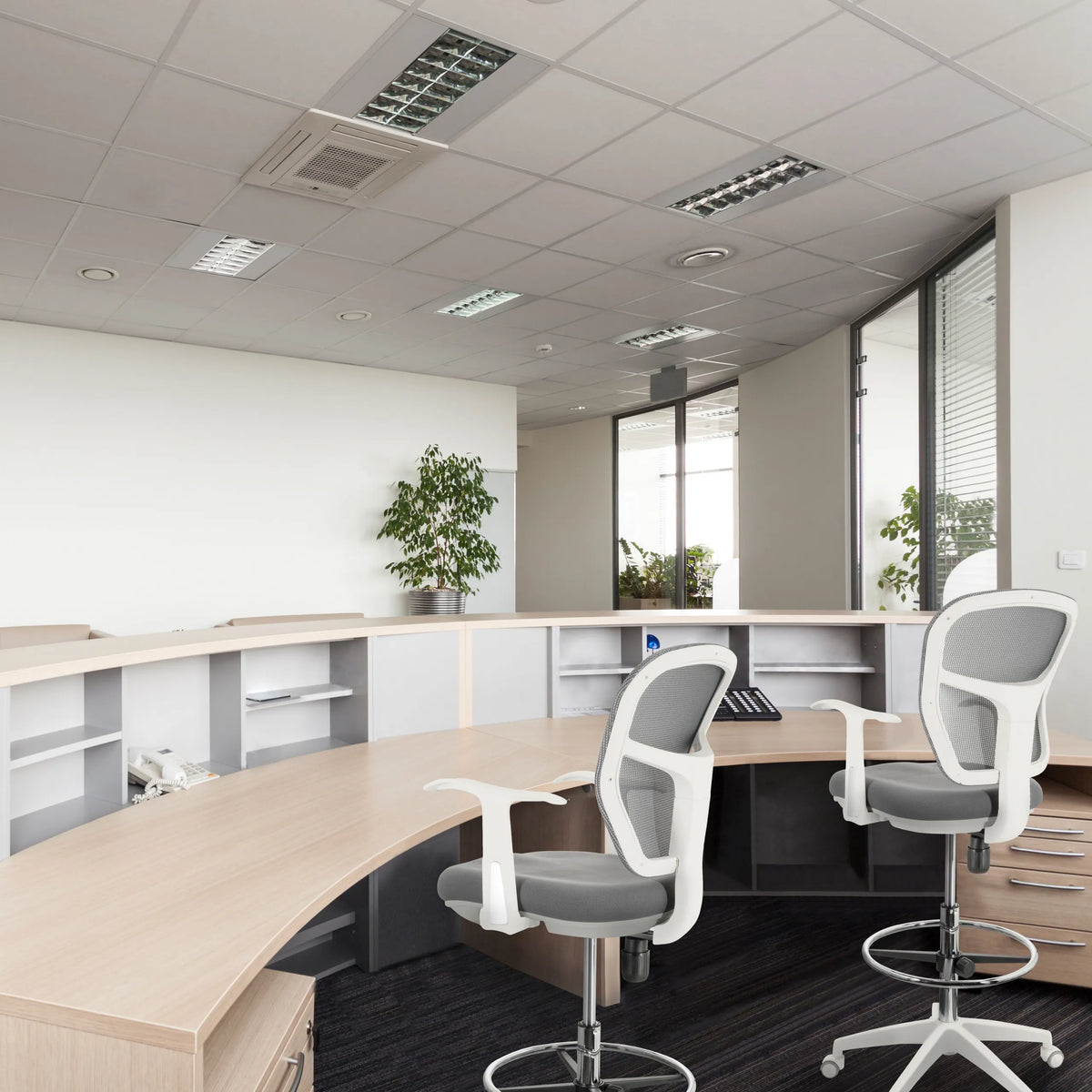 Due Sedie da banco TOP WORK 108 W grigie con struttura bianca e braccioli a un banco reception di hjh OFFICE