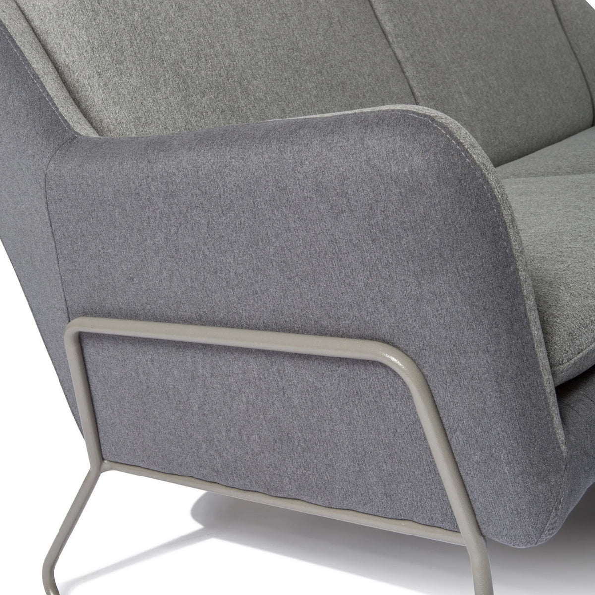 Bracciolo e rivestimento in tessuto grigio del Sofà lounge LAGUN con struttura in metallo grigio di hjh OFFICE