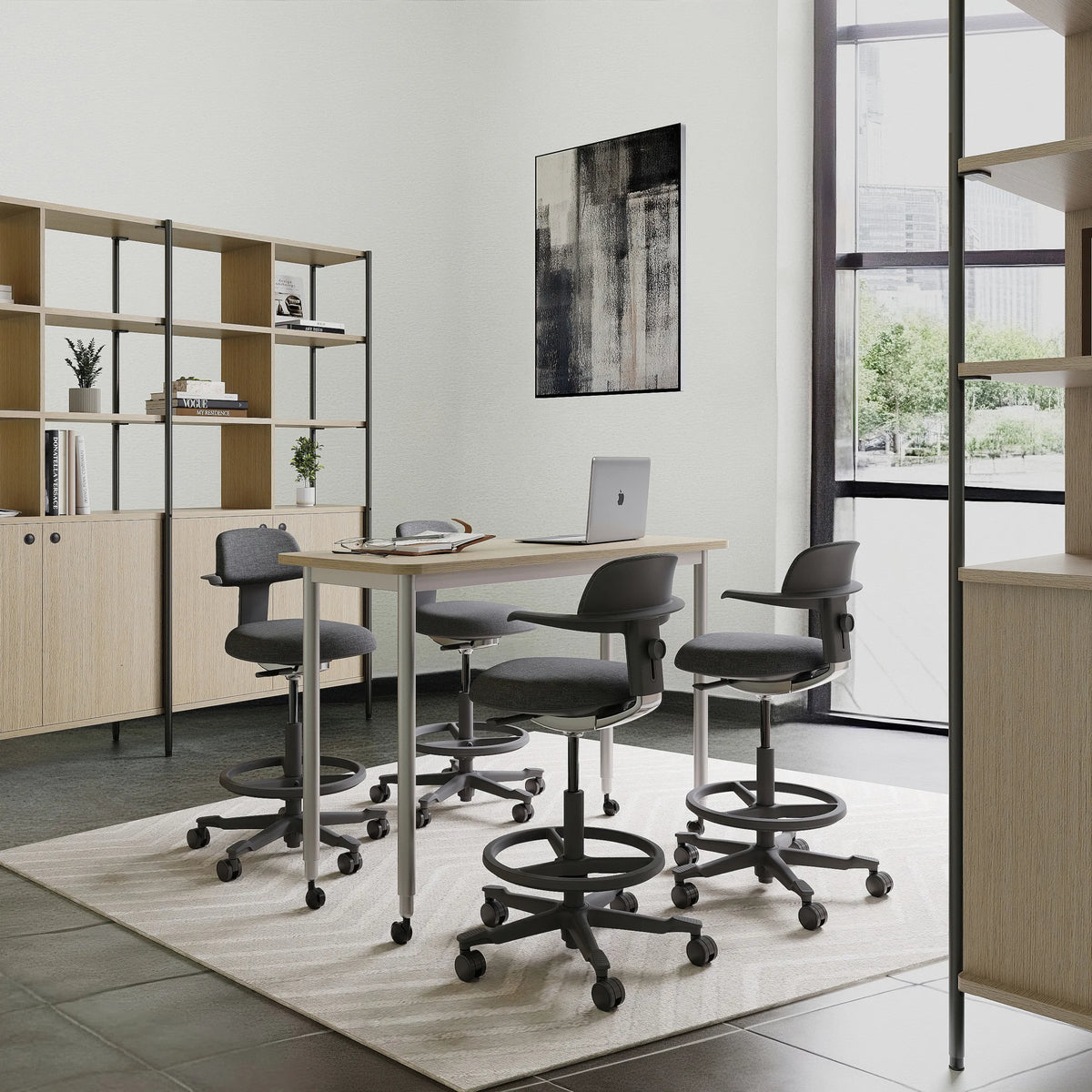 Quattro sedie da lavoro TOP WORK 40 grigio scuro con braccioli e poggiapiedi a una scrivania bianca di hjh OFFICE