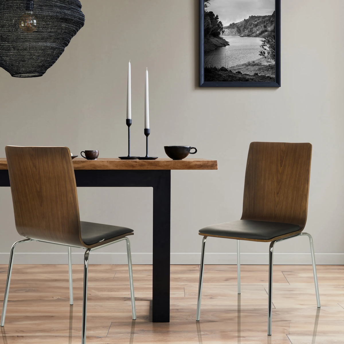 Due sedie visitatore PERIA con scocca in legno, seduta nera e gambe cromate di hjh OFFICE