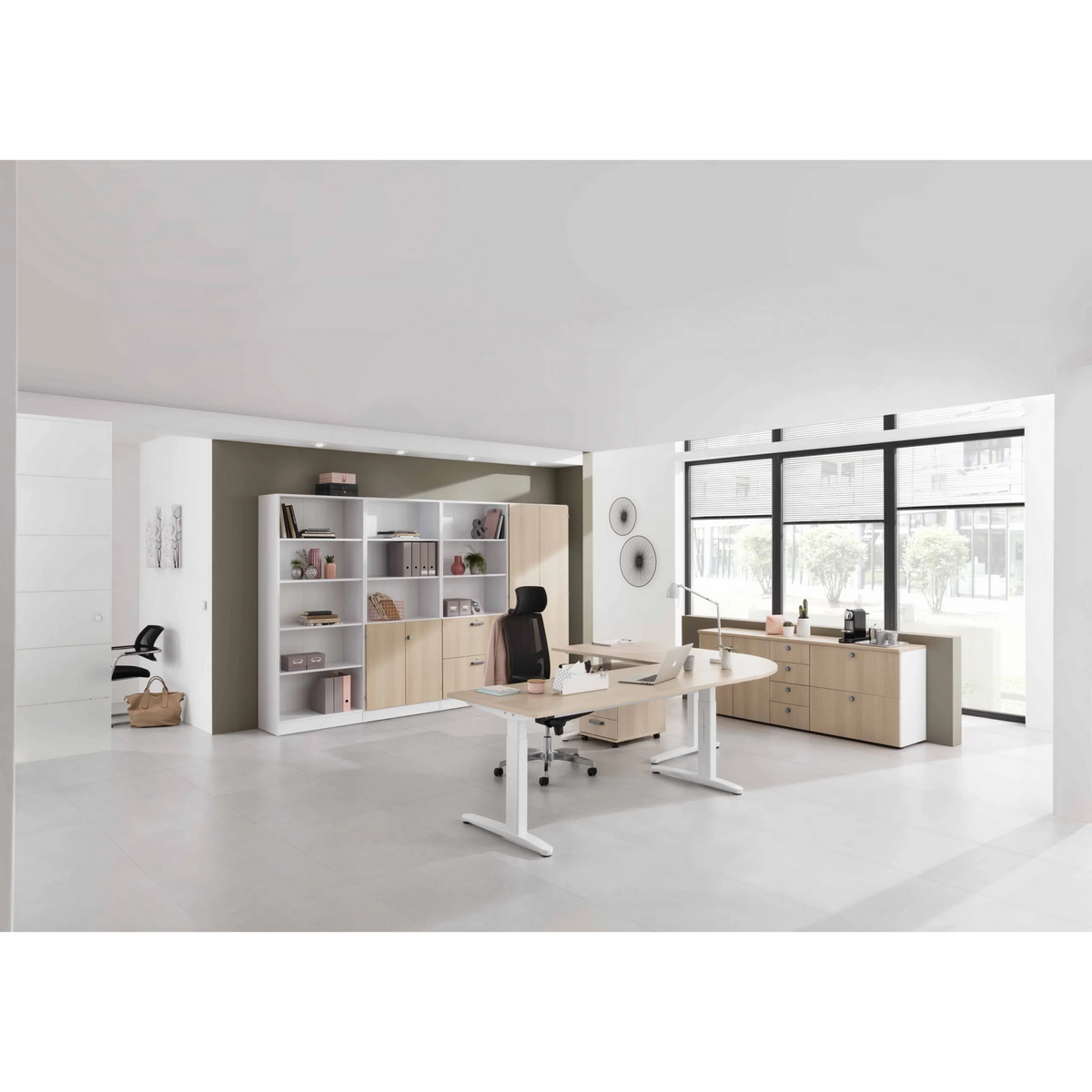 Höhenverstellbarer Schreibtisch XTRA XB 16 WW in Asteiche mit weißem Gestell im hellen Büroraum von hjh OFFICE PRO