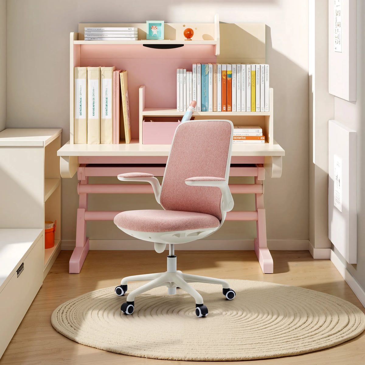 Sedia girevole per bambini Swivelo rosa con braccioli e rotelle a una scrivania di hjh OFFICE