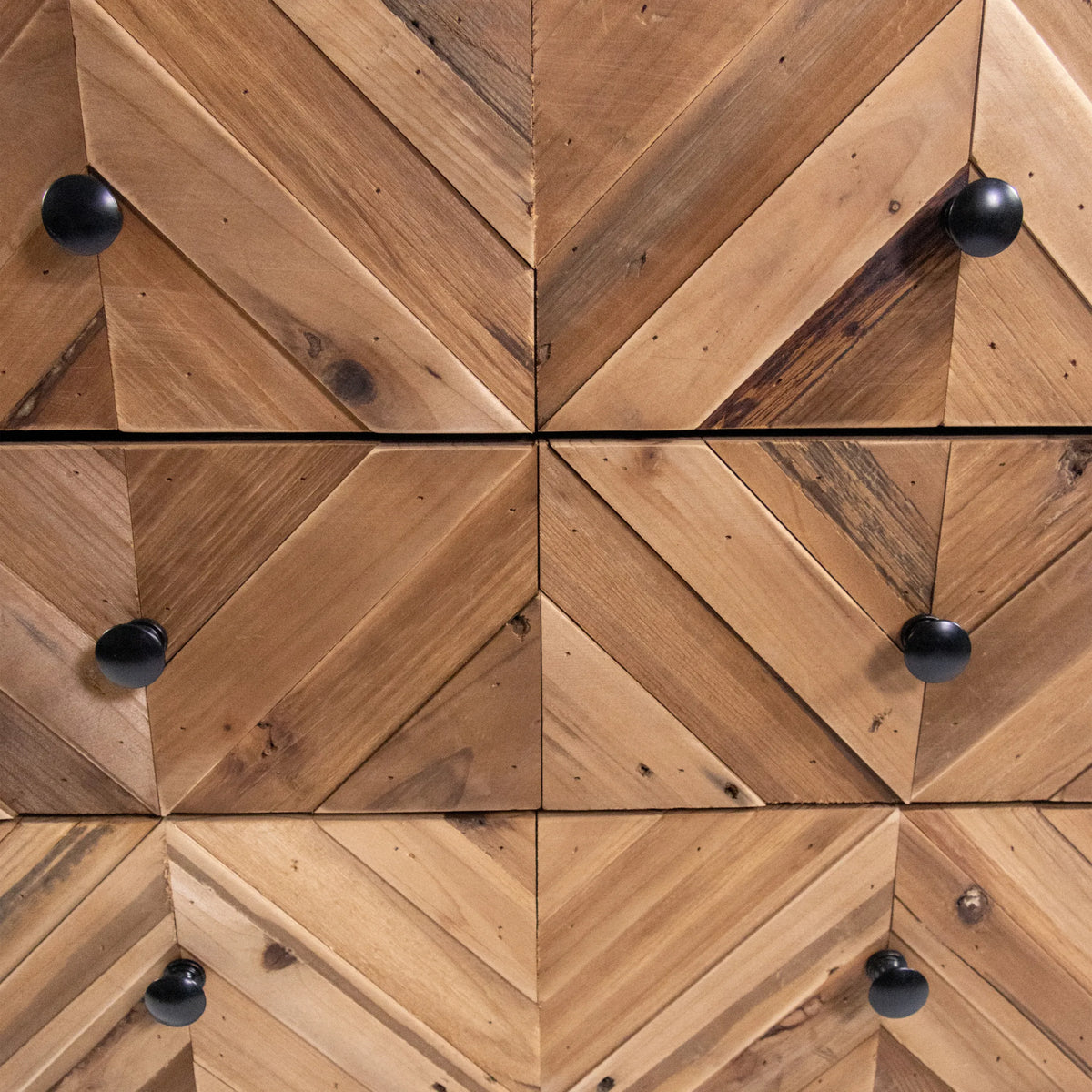 Frontali in legno con motivo a spina di pesce e pomelli neri della Madia SANTJAGO BLACK SUN L di hjh LIVING