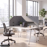 Divisorio per scrivania grigio FLEXMIUT T TOP lungo 160 cm su una scrivania bianca di hjh OFFICE (immagine generata dall’IA)