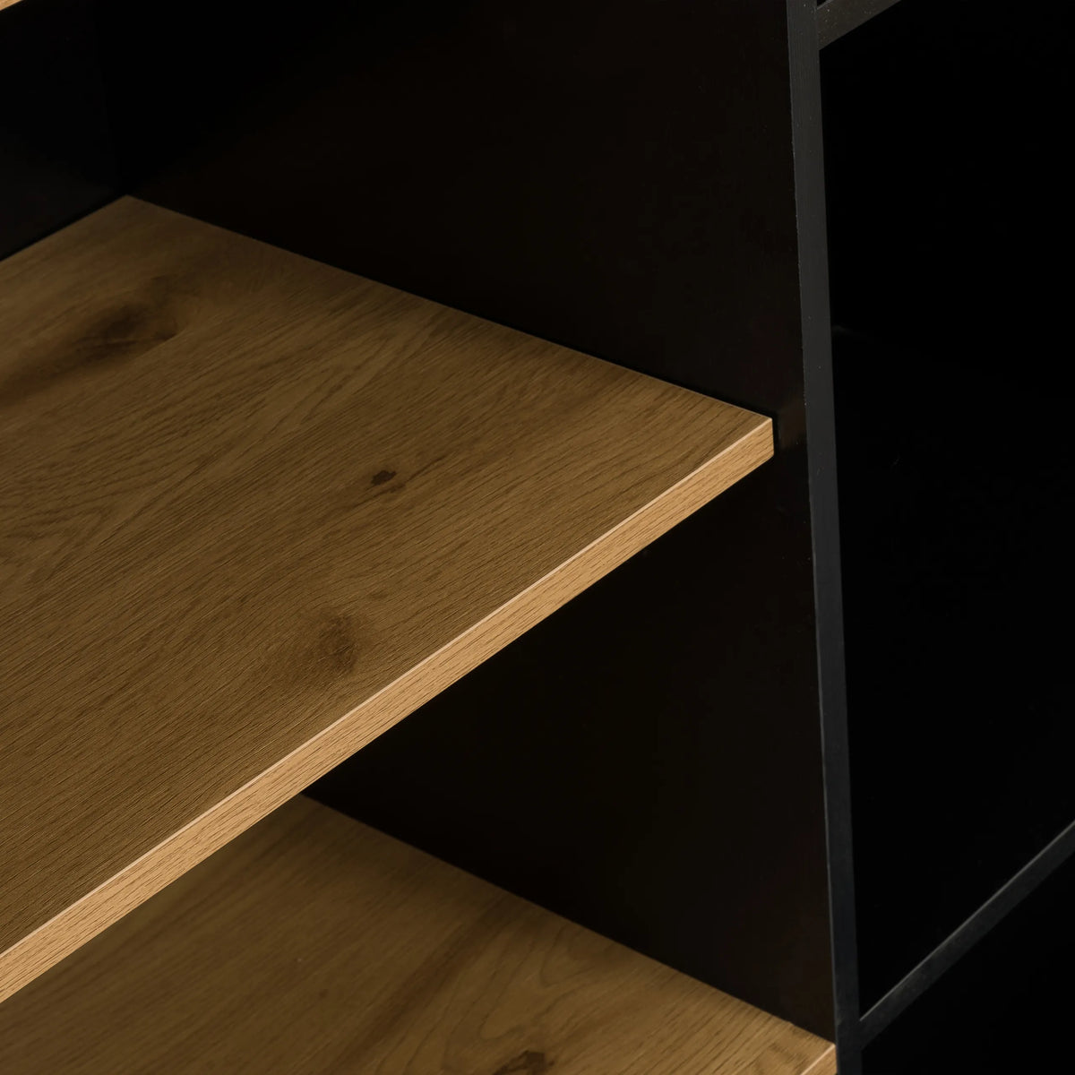 Ripiano effetto rovere nel Classificatore nero AMIO H di hjh LIVING