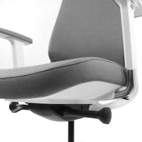 Seduta e schienale grigi della Sedia da ufficio professionale CHIARO T4 WHITE di hjh OFFICE