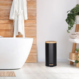 Cestino CLEAN BAMBOO nero opaco con coperchio in legno e pedale di hjh OFFICE
