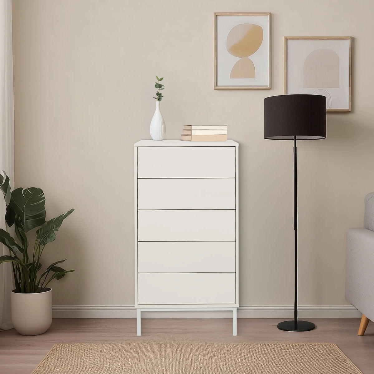 Cassettiera bianca BJORDAL con cinque cassetti su gambe sottili in una stanza luminosa di hjh LIVING
