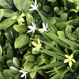 Foglie verdi con piccoli fiori bianchi e gialli del Pannello vegetale LEAFLUXE WALL 2 di hjh LIVING
