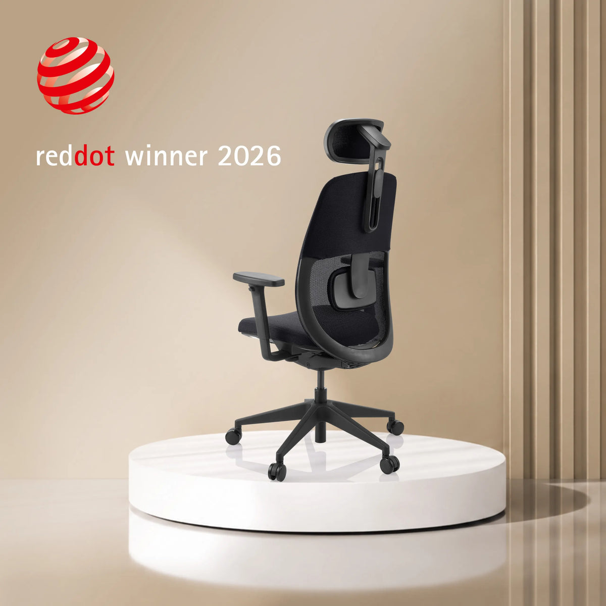 Sedia da ufficio professionale Skandis Pro nera con poggiatesta e braccioli su un piedistallo bianco di hjh OFFICE