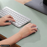 Sottomano da scrivania Padflux Clean verde chiaro con tastiera e mouse di hjh OFFICE (immagine generata dall’IA)