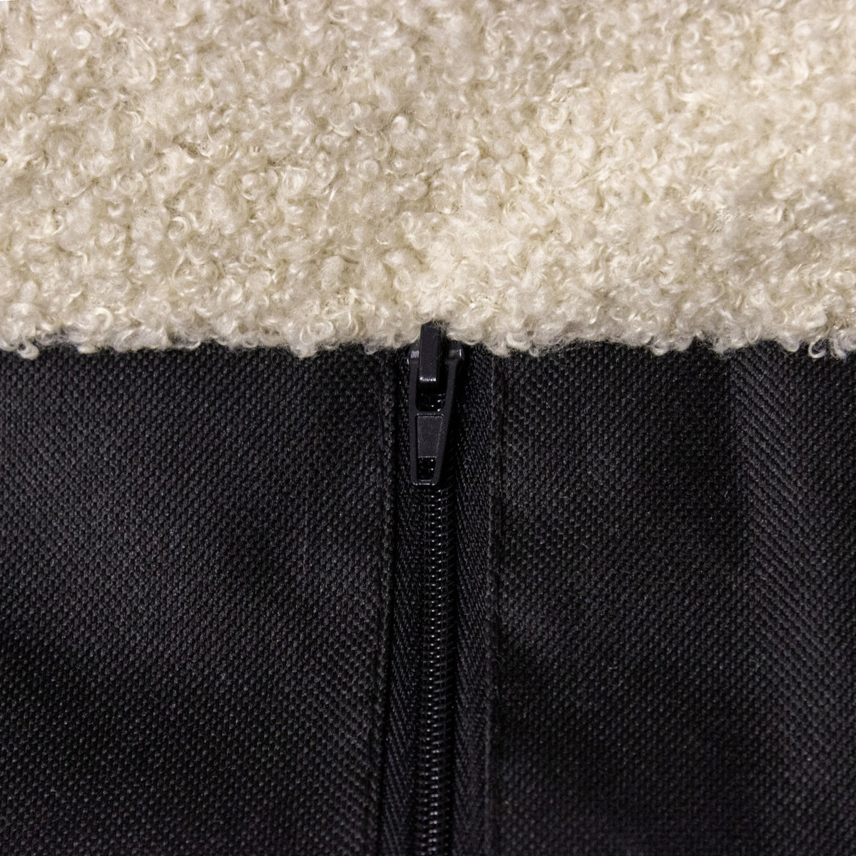 Cerniera e transizione di materiale tra peluche beige e tessuto nero della Cuccia chiusa per gatto PAWY EB di hjh LIVING