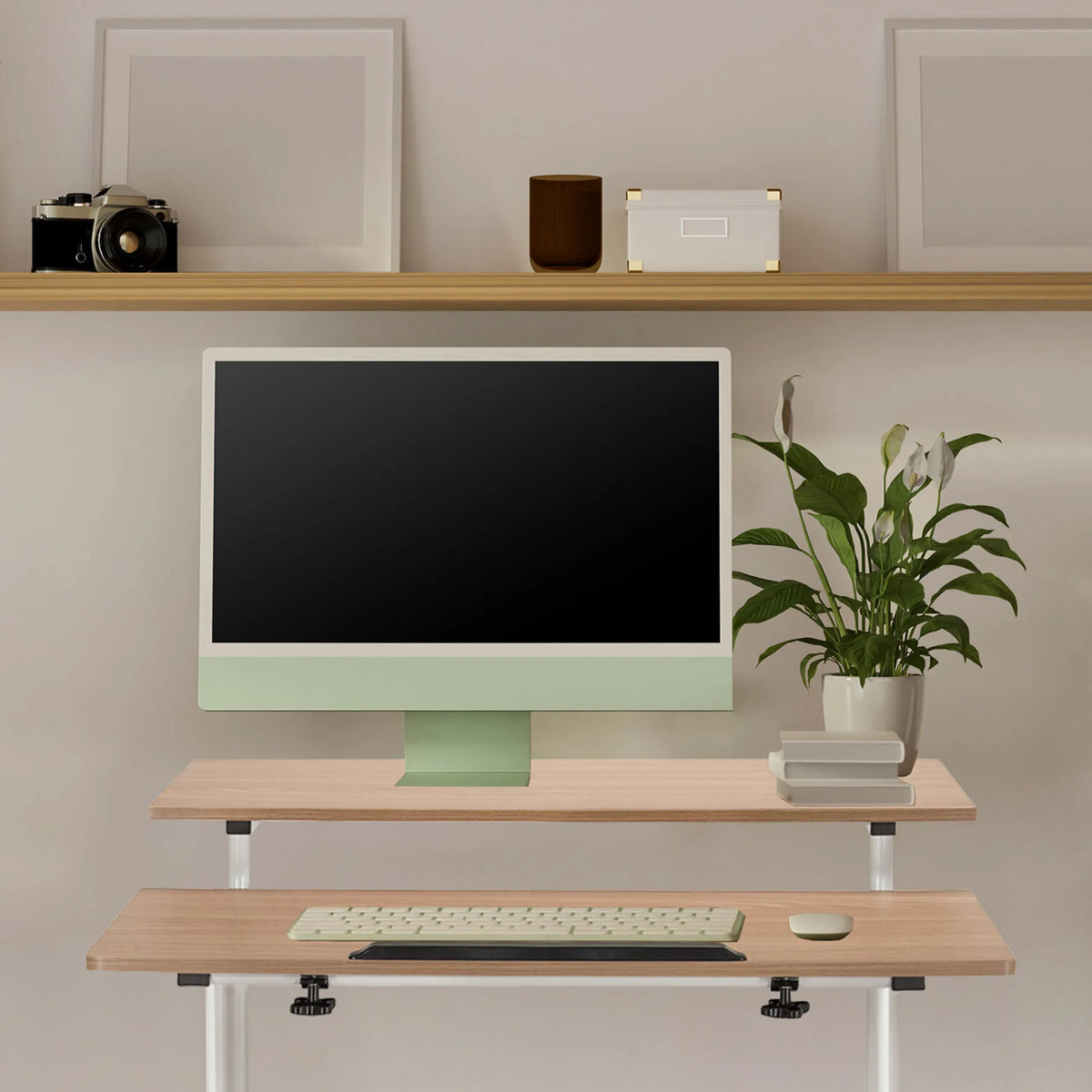 Scrivania in piedi WORKSTATION I in bianco e rovere con due livelli, tastiera e monitor di hjh OFFICE