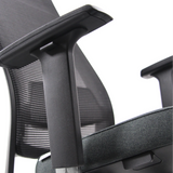 Bracciolo nero della sedia da ufficio professionale CHIARO T1 BLACK con schienale in rete e seduta imbottita di hjh OFFICE