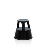 Sgabello nero TIO-M II con due gradini e superfici antiscivolo di hjh OFFICE – vista a 360° (vista frontale a tre quarti 60°)