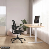 Sedia Home Office Malio in nero a una scrivania regolabile in altezza di hjh OFFICE (immagine generata dall’IA)