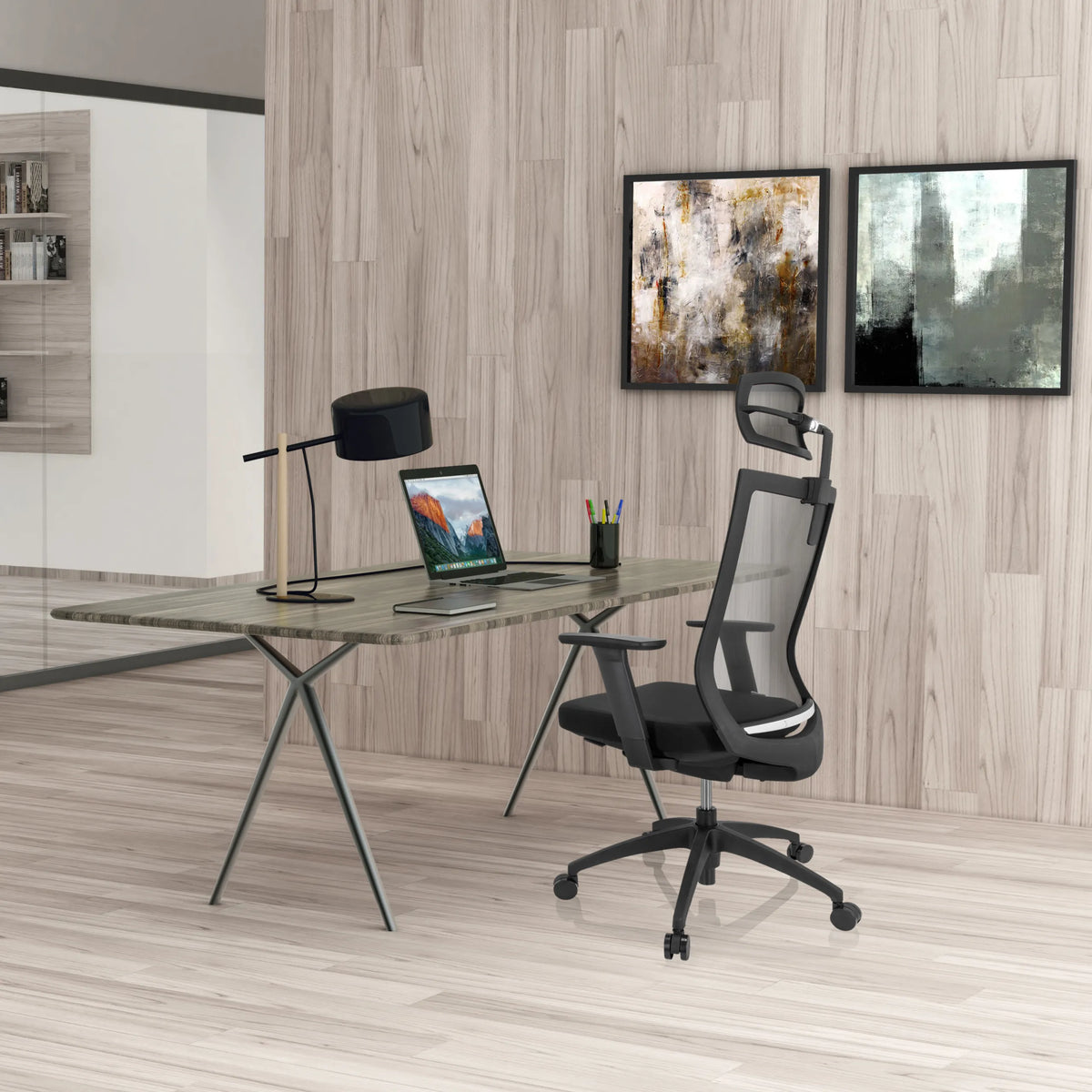 Sedia da ufficio professionale ASPEN PRO nera con schienale in rete e poggiatesta a una scrivania di hjh OFFICE