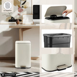 Cestino Clean 1 beige con pedale, secchiello interno e coperchio aperto di hjh OFFICE (immagine generata dall’IA)