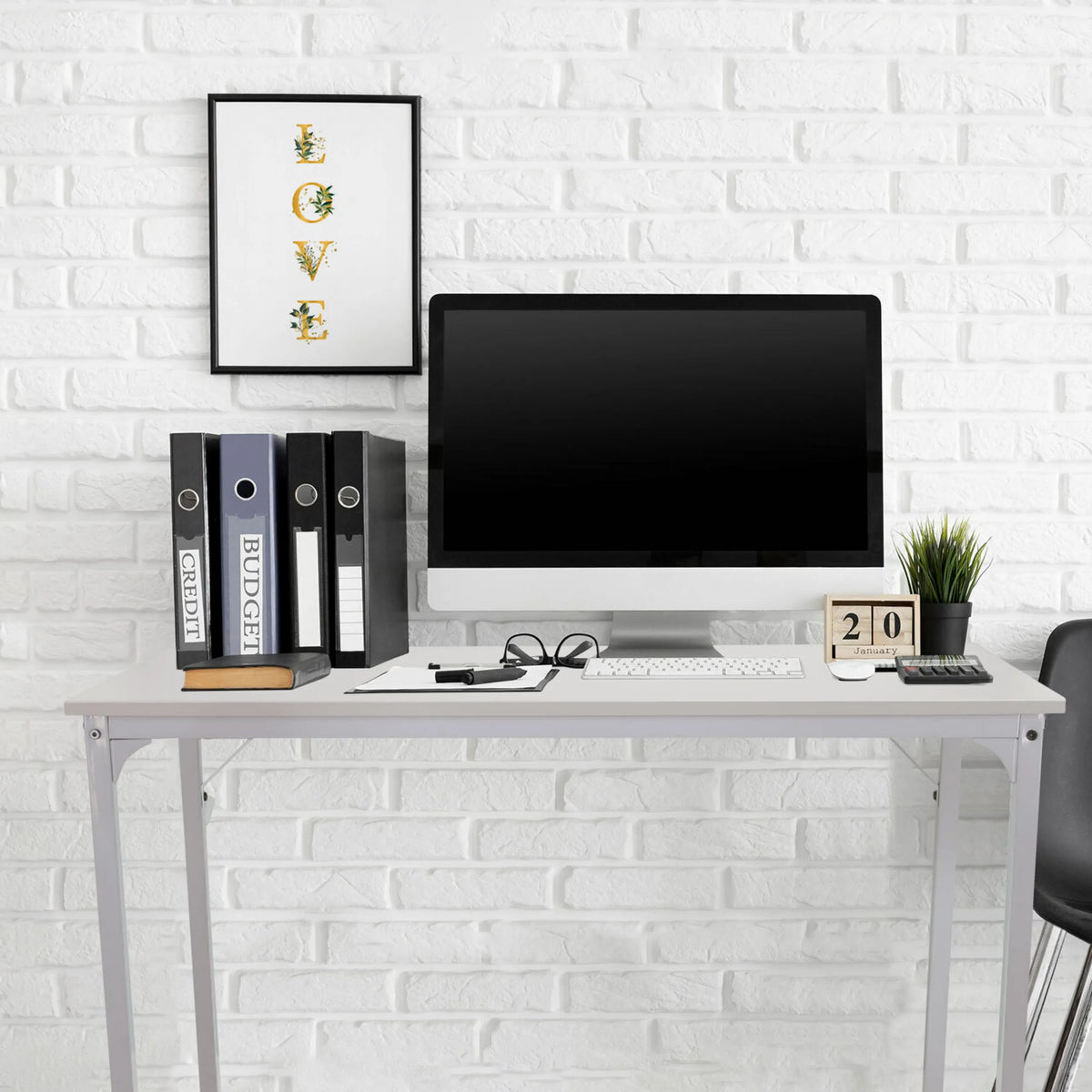 Scrivania bianca WORKSPACE I con dimensioni di 100 × 50 cm davanti a una parete di mattoni bianchi di hjh OFFICE
