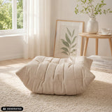 Pouf a sacco Sitzolo Podi beige con struttura trapuntata su un tappeto chiaro di hjh LIVING (immagine generata dall’IA)