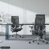 Due sedie da ufficio professionali S100-M301 nere con schienale in rete a una scrivania di Sihoo (immagine generata dall’IA)