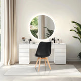 Sedia a conchiglia SCANDI 4 in nero con quattro gambe in legno chiaro davanti a un tavolo da trucco di hjh OFFICE