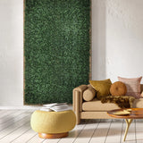 Pannello vegetale verde LEAFLUXE 1 come decorazione murale verticale in un soggiorno di hjh LIVING