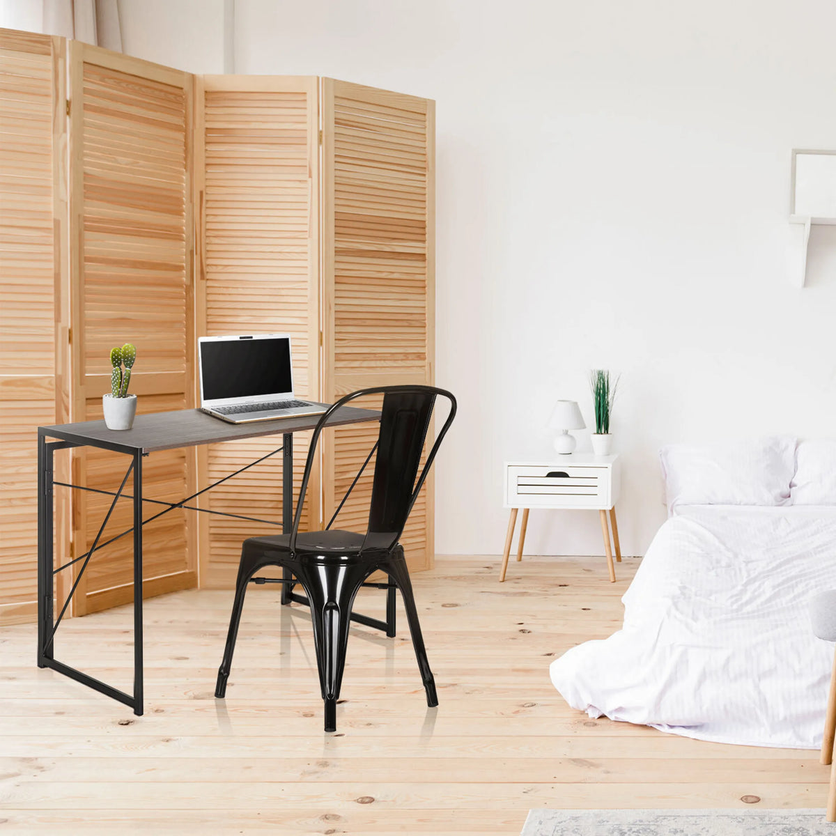Sedia bistro VANTAGGIO COMFORT in metallo nero a una scrivania di hjh OFFICE