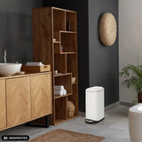 Cestino CLEAN SLIM bianco con capacità di 20 litri di hjh OFFICE (immagine generata dall’IA)