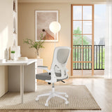 Sedia Home Office BELIO W grigia con schienale in rete e braccioli bianchi in una stanza luminosa di hjh OFFICE