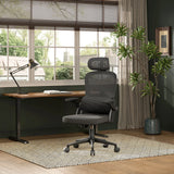 Sedia da ufficio professionale MC102C-M101 nera con schienale in rete e poggiatesta a una scrivania di Sihoo