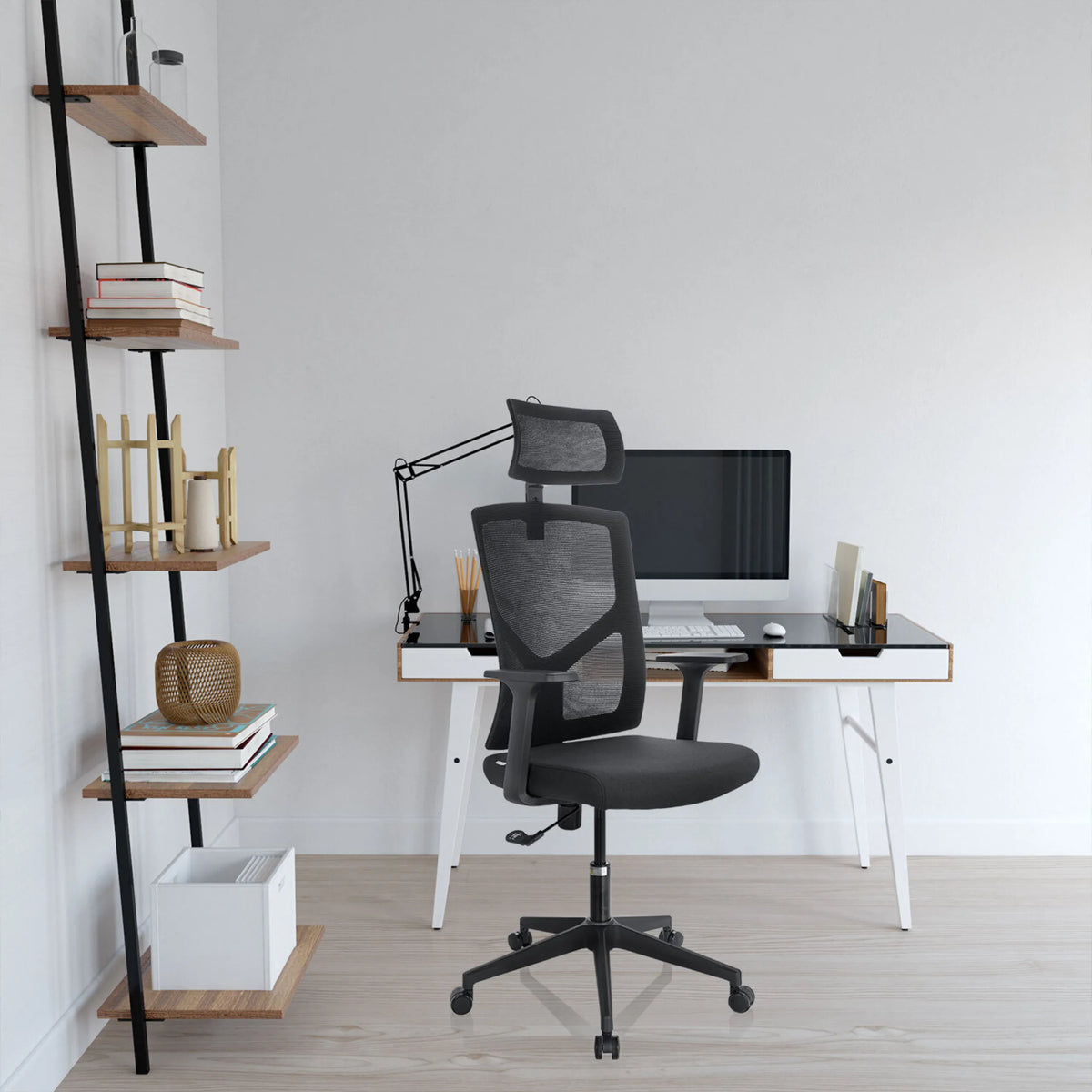 Sedia Home Office BRETON B nera con schienale in rete, poggiatesta e rotelle davanti a una scrivania di hjh OFFICE
