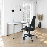 Scrivania bianca regolabile in altezza HILO 614 S con gambe argentate di hjh OFFICE PRO