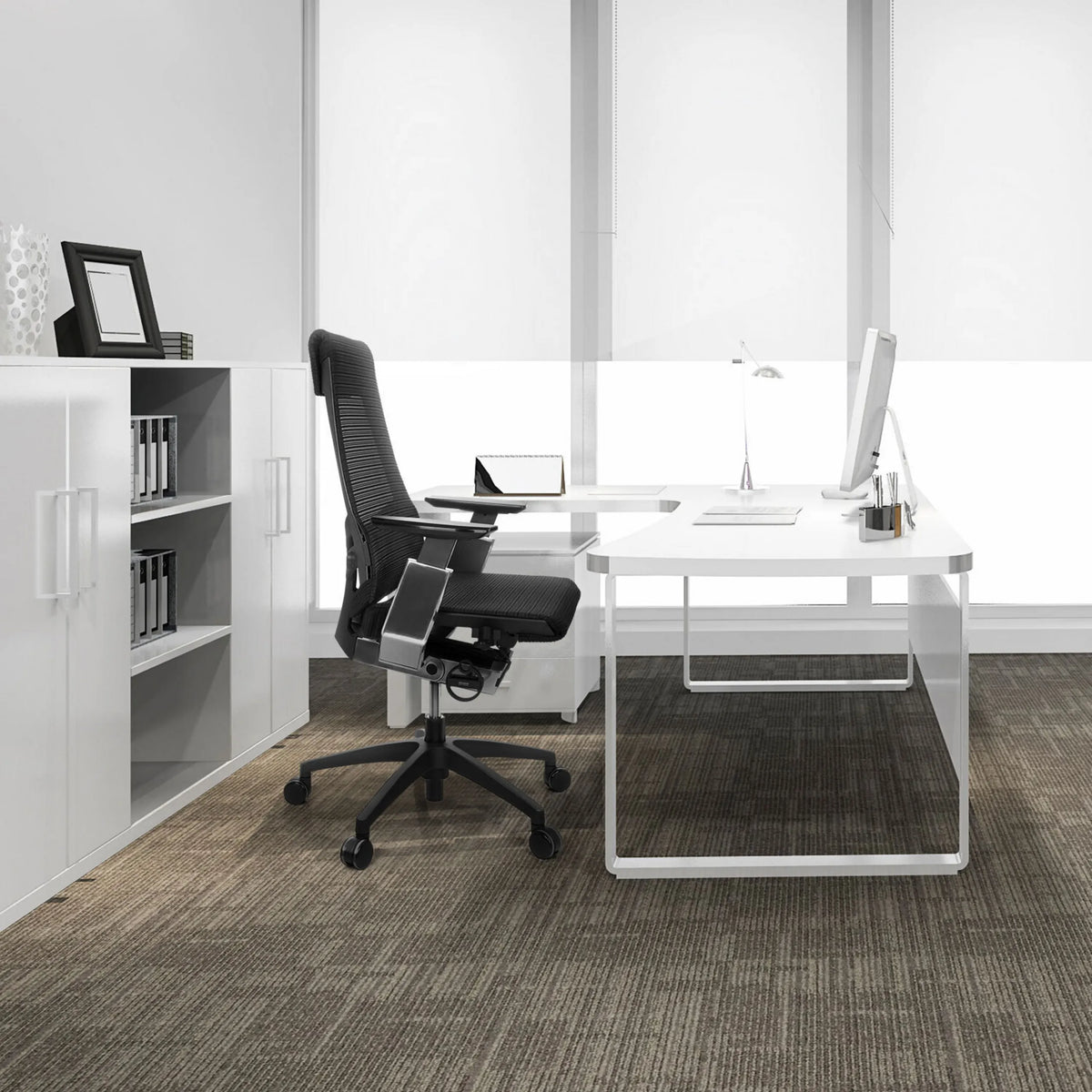 Sedia da ufficio professionale GENIDIA SMART BLACK CM con schienale in rete nera e struttura cromata di hjh OFFICE