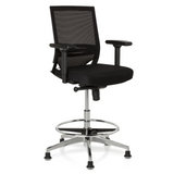 Sedia da banco TOP WORK 77 nera con schienale in rete, poggiapiedi e cinque piedini di hjh OFFICE – vista a 360° (vista frontale a tre quarti 40°)