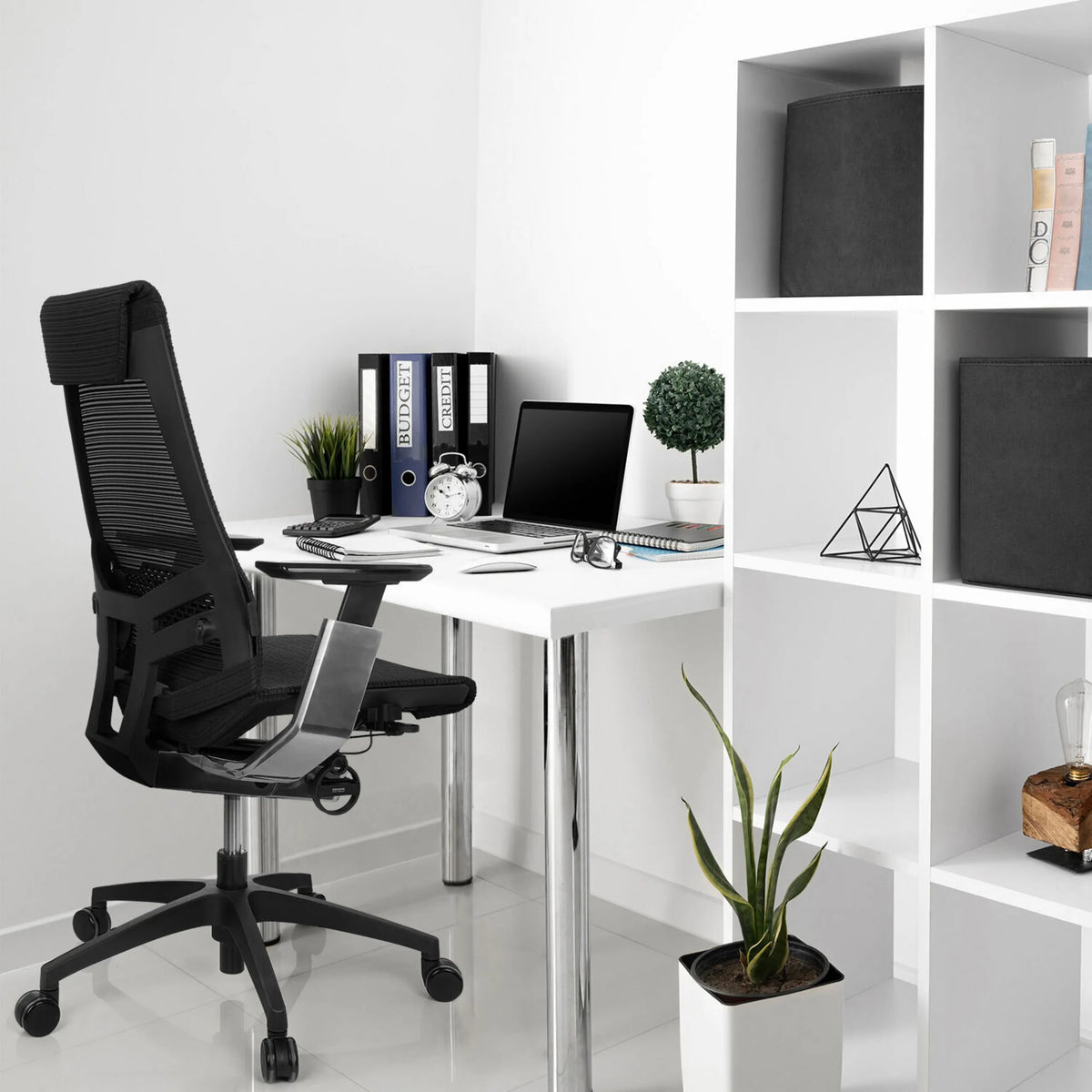 Sedia da ufficio professionale GENIDIA SMART BLACK CM nera con schienale in rete e struttura cromata di hjh OFFICE